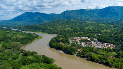 Retiro Colonial: Noche de Lujo, Naturaleza y Río para Dos en Cauca Viejo