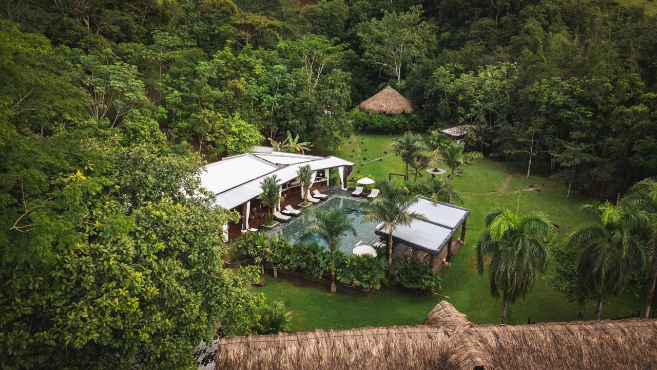 Paraíso Escondido: Noche Premium y Aventura Acuática para Dos en La Danta